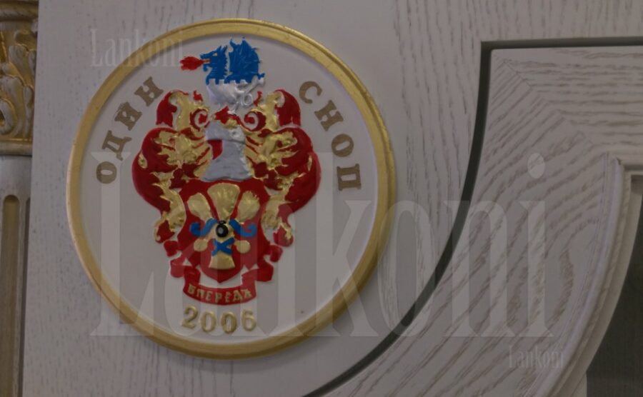 Шкаф с резным гербом